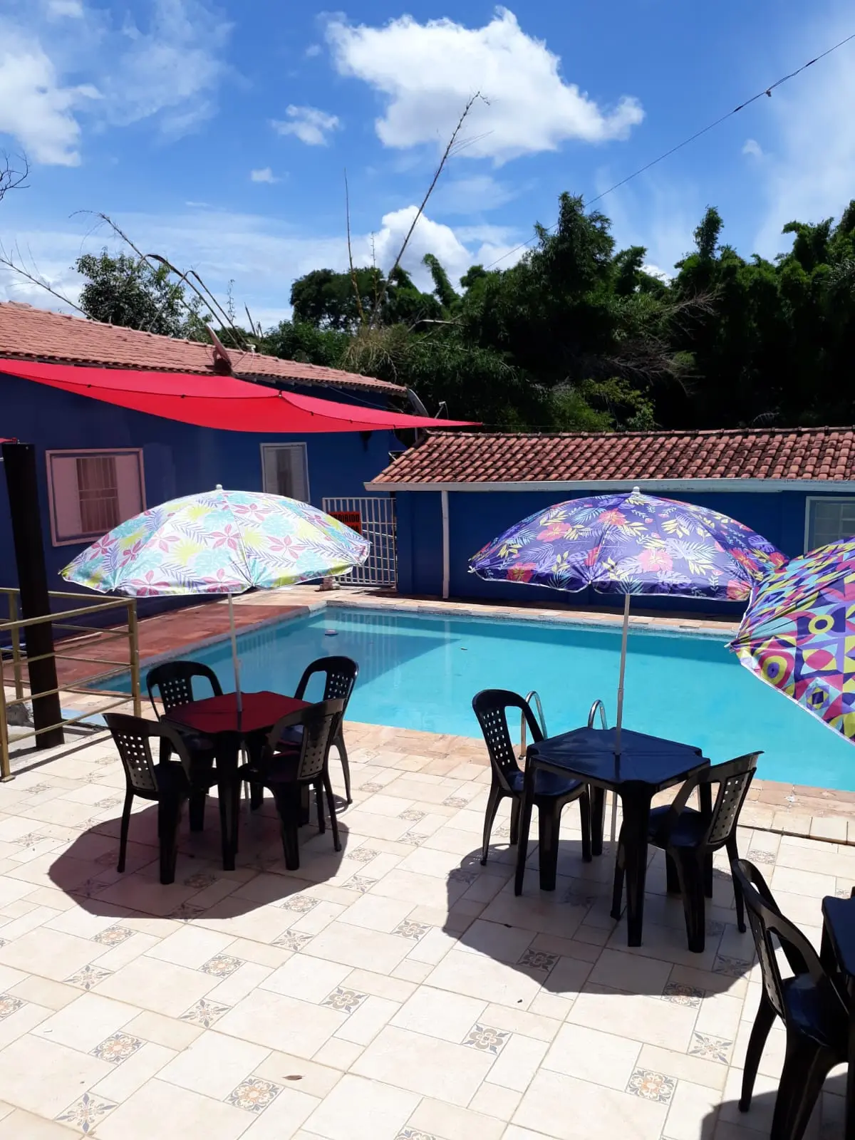 Piscina da Pousada Kafundó com guarda-sóis e mesas